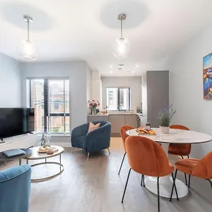 Elliot Oliver - Cosy 2 Bedroom Town Centre Apartment